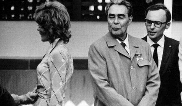 10. Кем была Энни Холлман - американка, которую расцеловал советский генсек в 1973 году, когда в СССР приехала делегация из США после падения железного занавеса?