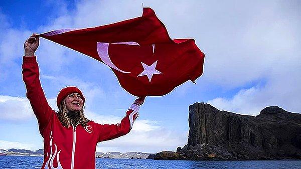 6. Serbest dalış dünya rekortmeni milli sporcu Şahika Ercümen, 3. Ulusal Antarktika Bilim Seferi kapsamında bilim insanlarıyla birlikte gittiği 'beyaz kıtada' ilk dalışını yaparak tarihe geçti.