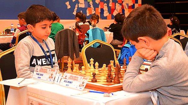 8. Antalya'da yapılan Türkiye Küçükler, Yıldızlar ve Emektarlar Satranç Şampiyonası'nda 7 yaş kategorisinde yer alan Mardin Kızıltepeli Baver Yılmaz, oynadığı 11 maçtan da puan kaybetmeden galip gelerek Türkiye Şampiyonu oldu.