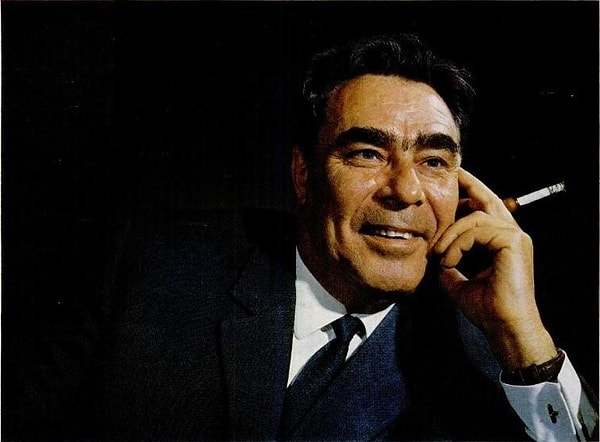 3. Кому Брежнев в результате слишком крепкого поцелуя, по слухам, повредил губу?