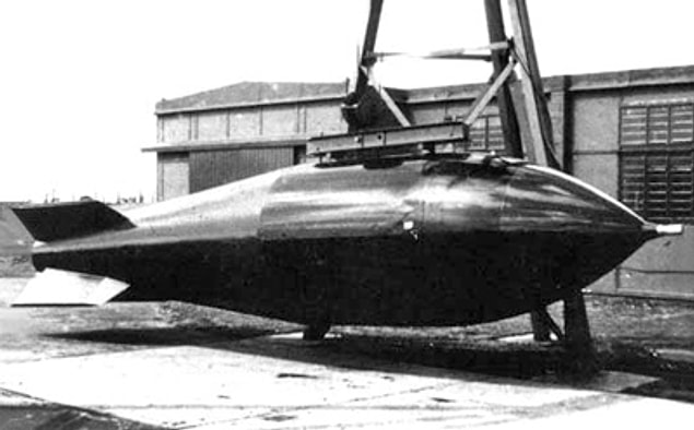 1952: Winston Churchill, Birleşik Krallık'ın atom bombasına sahip olduğunu ilan etti.