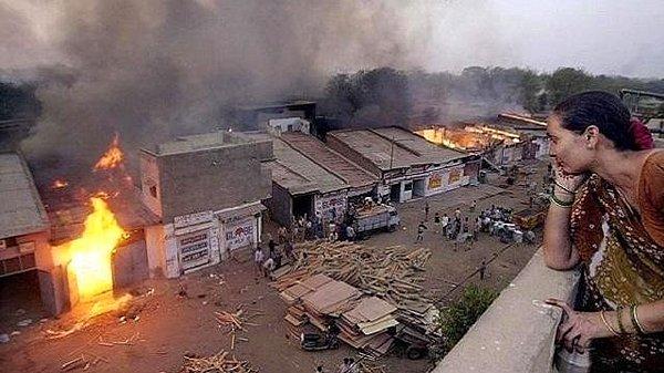 2002: Hindistan'ın Ahmedabad kentinde Hinduların ateşe verdiği, Müslümanlara ait evlerde 55 kişi öldü.