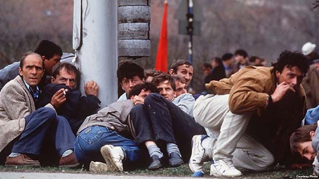 1992: Bosna-Hersek Sosyalist Cumhuriyeti'nde ayrılıkçı referandum kararı alınması ve 'Kanlı Düğün' ismiyle anılan olay Bosna Savaşı'nı tetikledi.