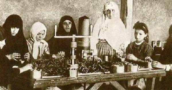 1918: Asker Ailelerine Yardımcı Hanımlar Cemiyeti, Nuriye İsmail (Canbulat) Hanım başkanlığında kuruldu.