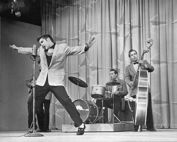 1955: Elvis Presley, ilk kez televizyonda görüldü.
