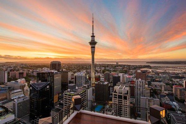 1997: Dünyanın güney yarım küredeki en yüksek binası, Yeni Zelanda'nın Auckland kentindeki Sky Tower, 2 buçuk yıl süren inşaatı tamamlanarak hizmete açıldı.