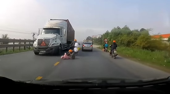 Ağız Dolusu Sövülecek Bir Şoförün Hareketi Yüzünden Motordan Düşüp TIR'ın Altında Kalmaktan Son Anda Kurtulan Anne ve Çocuğu