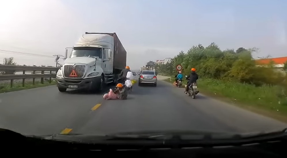 Ağız Dolusu Sövülecek Bir Şoförün Hareketi Yüzünden Motordan Düşüp TIR'ın Altında Kalmaktan Son Anda Kurtulan Anne ve Çocuğu