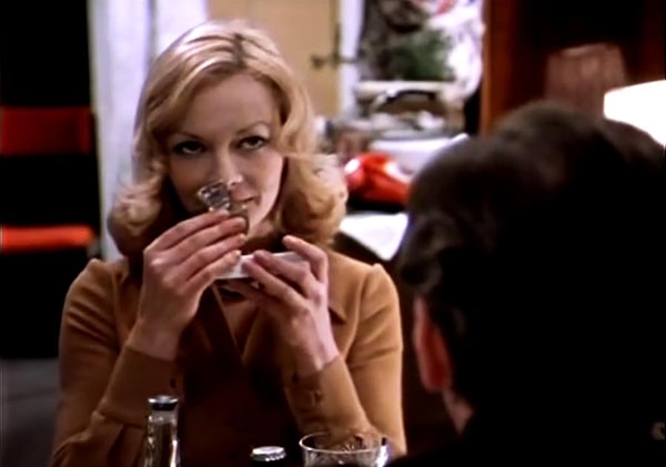 8. Как назывались одни из самых популярных духов того времени?