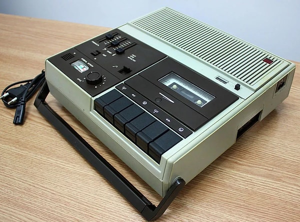 5. Перед вами кассетный магнитофон...