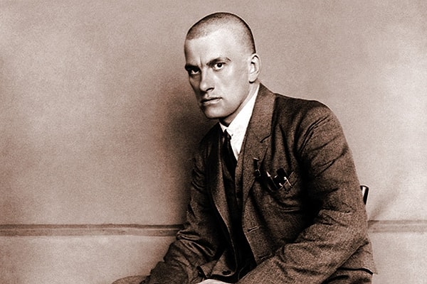 9. Какую пьесу написал не Владимир Маяковский?