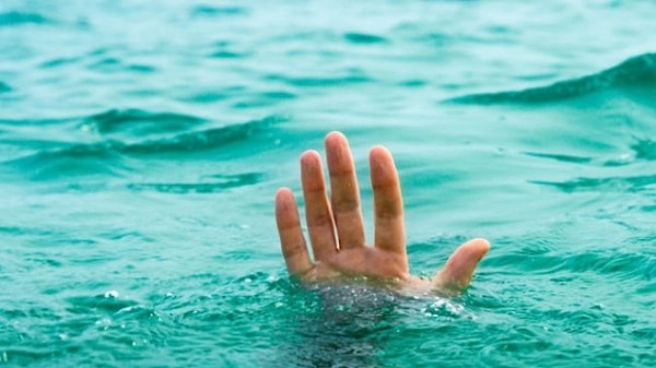 9. Закончите предложение: "Потрогав воду,..