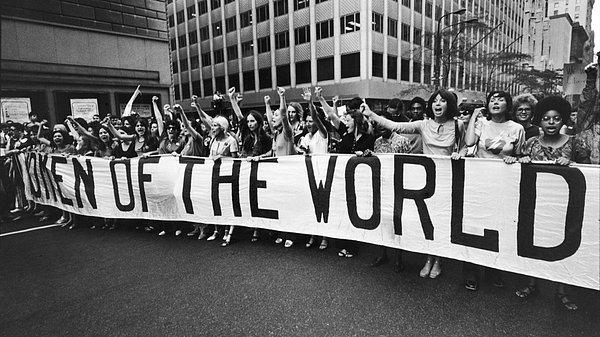 Efendim 1970 yılında kadınların erkeklerle eşit haklara sahip olması gerektiğini savunan milyonlarca Amerikalı ev kadını seks grevine başlama kararı almış.