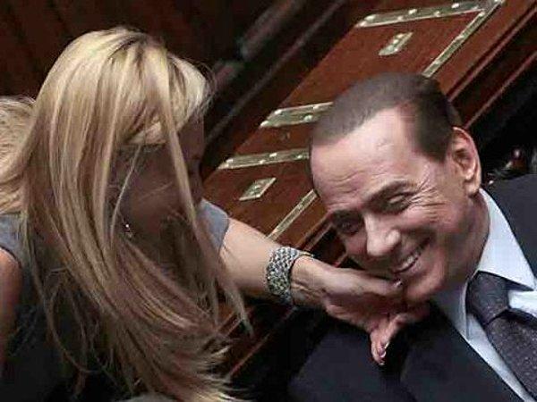 Skandalın ortaya çıkmasını engelleyemeyen Berlusconi, Bunga Bunga partileri için "Kızlar, kadınlar doğaları gereği teşhircidir. Teşhiri severler” diyerek kendini savundu.
