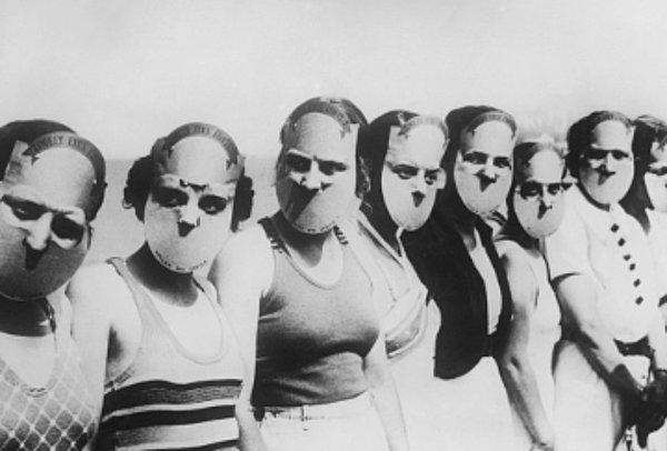 12. 1930 yılında Florida'da düzenlenen Miss Lovely Eyes (Güzel Gözlü Hanım) güzellik yarışmasının yarışmacıları. Yüzlerinin geri kalanını saklamak için maske takıyorlar.