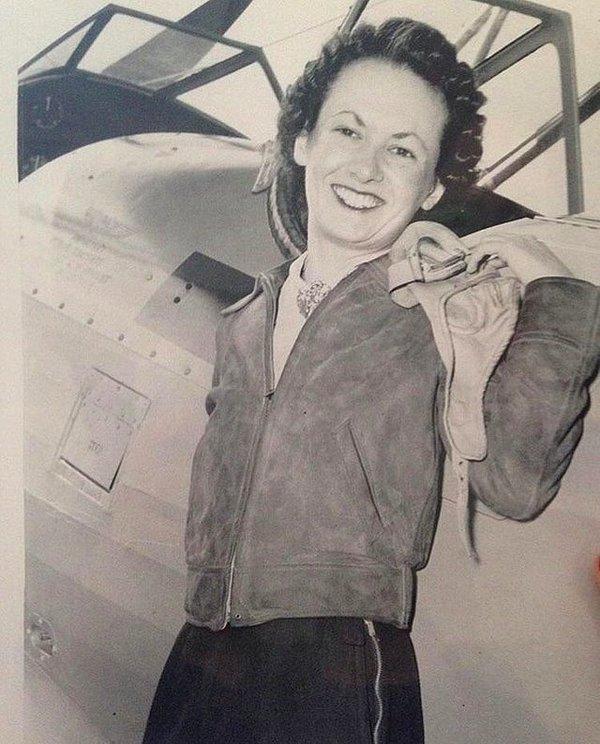 14. 1940 yılında pilot sertifikası almak için eğitim gören bir kadın.