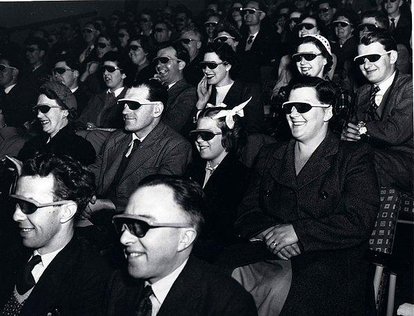 17. 1951 yılında Londra'da düzenlenen Britanya Festivali'nde, seyiciler özel gözlükleriyle stereoskopik bir film izliyorlar.
