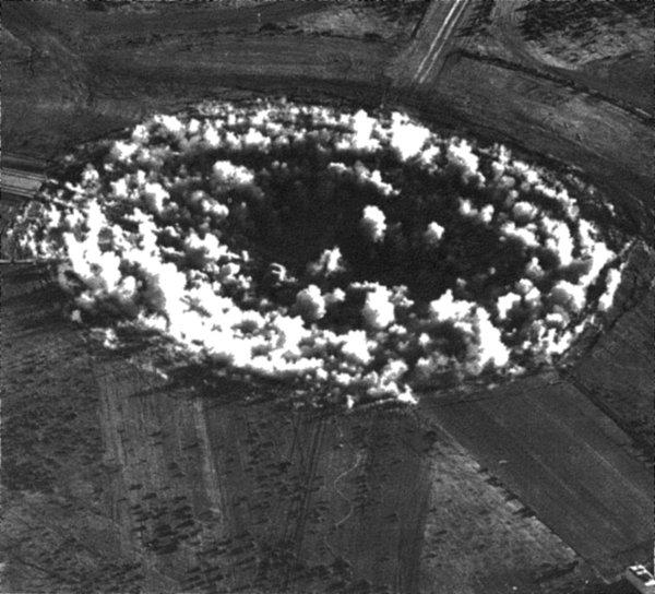 20. Nükleer testin ardından atomik nükleer krater.