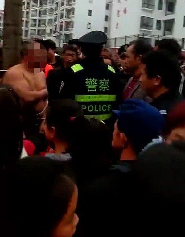 Çin'in Guizhou bölgesinde yaşanan olayda insanlar, çıplak adam ve kadını görünce etraflarına toplanmaya başladılar.
