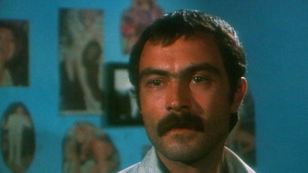 Kısa sürede başrol oyunculuğuna yükseldi. Sinemada ilk ödülünü 1981'de "Düşman" adlı filmle Sinema Yazarları Derneği'nin "En İyi Erkek Oyuncu Ödülü"ne layık görüldü.