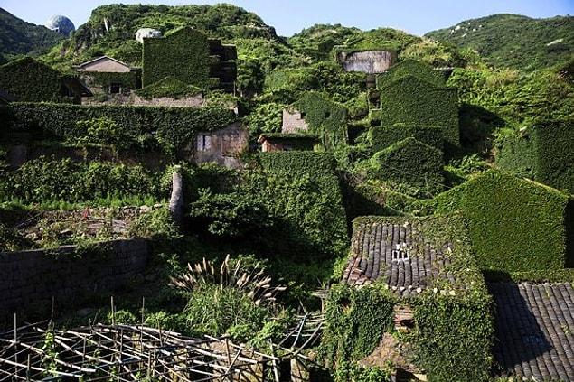 17. "The fishing village of Houtouwan on the island of Shengshan, China was abandoned in the early ’90s."