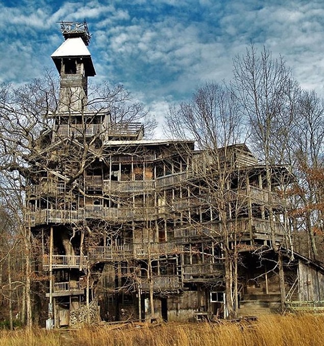 26. "At nearly 100 ft tall, the Minister’s Tree House in Crossville, Tennesse is the biggest tree house in the world, but it’s been closed since 2012."