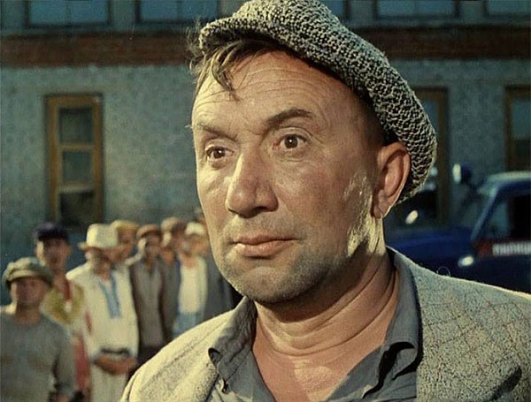 9. Помните имя данного персонажа картины "Операция «Ы» и другие приключения Шурика"?