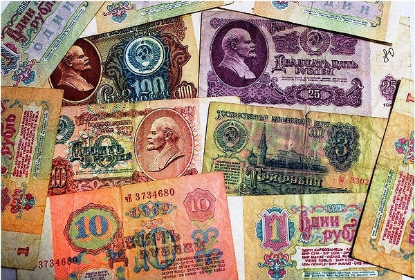 13. Как называлось явление, при котором работники лесной и нефтегазовой промышленности получали по внутренним каналам бытовую технику, спецпаёк и импортные вещи?