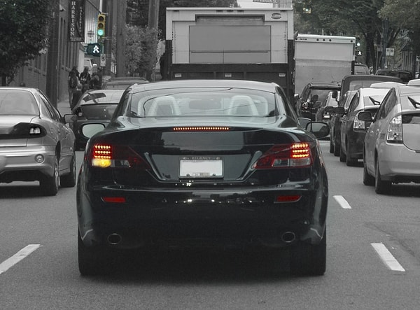 1. Насколько сильно вас злит то, что автомобилисты сигналят на дорогах?