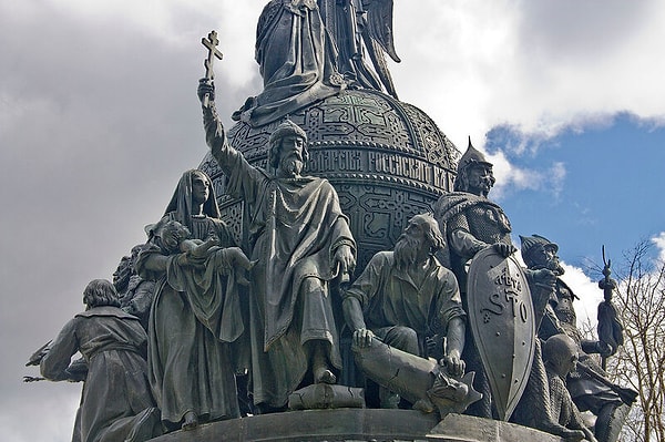 6. Назовите имя правителя, который стоит в центре этого памятника, подняв руку вверх.