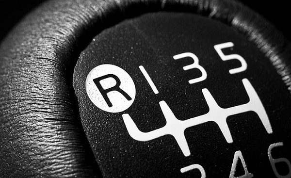 4. Как нужно повернуть руль, чтобы начать движение назад и вправо?