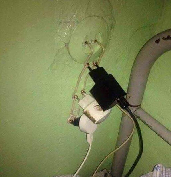 1. Вот так в российской армии заряжают телефоны