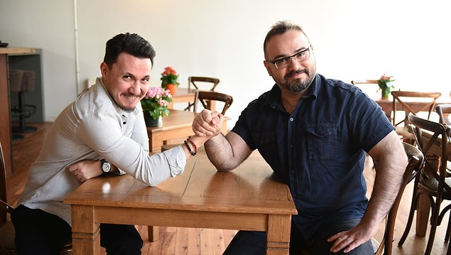Sinemaya gidiyorlar, bir de ne görsünler izdiham olmuş. Sanki herkes işi gücü bırakmış sinemaya gelmiş. Ama sinemanın sahibi Özcan Abi’den torpilliler, patron koltuklarında izleyecekler filmi.