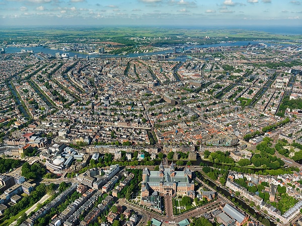 12) В каком городе более чем на сотню километров простираются каналы, которые были вырыты в 17-м веке так, чтобы образовать концентрические пояса вокруг города?