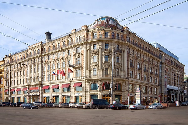 1. Итак, поехали! В каком городе находилась гостиница "Националь"?