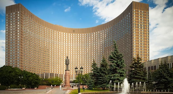 3. Памятник генералу Шарлю де Голлю установлен прямо перед этой знаменитой гостиницей. Она называется...