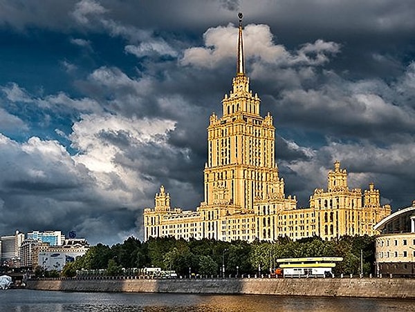 5. Это последняя, седьмая "сестра" (она же сталинская высотка и гостиница) называлась...