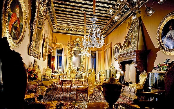 10. Отель Даниели начал принимать постояльцев еще в 14 веке. Он находится в итальянском городе...