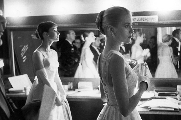 1. Ödül sunucuları Audrey Hepburn (soldaki) ve Grace Kelly, 21 Mart 1956'da gerçekleşen 28. Akademi Ödülleri için kuliste bekliyor.