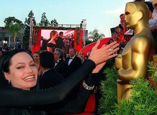 3. Angelina Jolie, 26 Mart 2000 tarihinde gerçekleşen 72. Akademi Ödülleri sırasında, Oscar heykeline uzanıp dokunmaya çalışıyor.