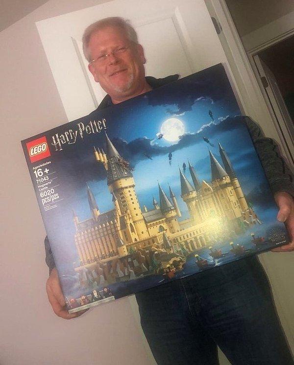 13. "Babam LEGO'lara bayılıyor. O yüzden 50. yaş günü için ona Hogwarts'ı aldık. Çok mutlu."