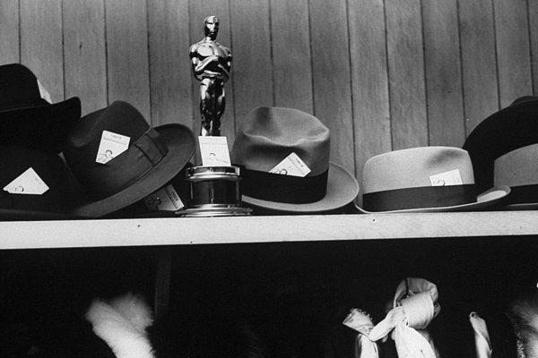 10. "From Here to Eternity" filmiyle yapımcı Buddy Adler'ın ödüllendirildiği Oscar, 26. Akademi Ödülleri sonrasındaki bir parti sırasında bir restoranın vestiyerinde duruyor.
