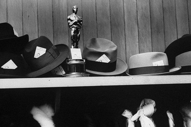 10. "From Here to Eternity" filmiyle yapımcı Buddy Adler'ın ödüllendirildiği Oscar, 26. Akademi Ödülleri sonrasındaki bir parti sırasında bir restoranın vestiyerinde duruyor.