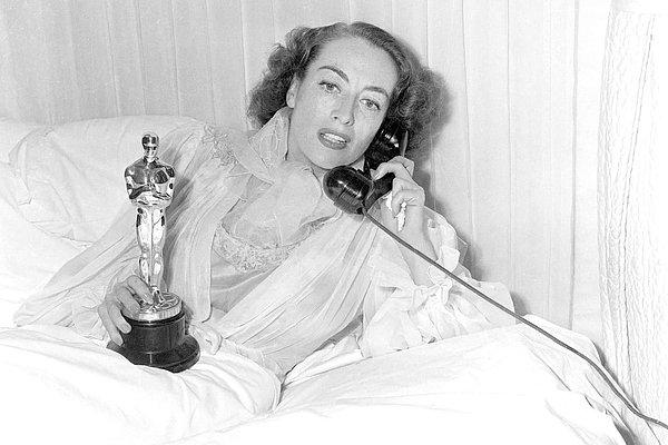 11. Joan Crawford, Mart 1946 tarihinde yatağından telefon görüşmesi yaparken, aynı zamanda En İyi Kadın Oyuncu ödülünü elinde tutuyor. Crawford, hastalık yüzünden yatağından çıkamazken Oscar'ın sahibi oldu.
