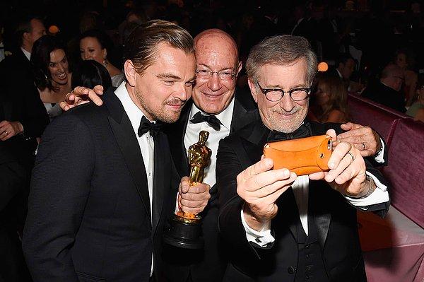 13. Soldan: Leonardo DiCaprio, yapımcı Arnon Milchan ve yönetmen Steven Spielberg, 28 Şubat 2016'daki 88. Akademi Ödülleri'nde selfie çekerlerken.