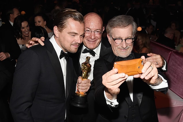 13. Soldan: Leonardo DiCaprio, yapımcı Arnon Milchan ve yönetmen Steven Spielberg, 28 Şubat 2016'daki 88. Akademi Ödülleri'nde selfie çekerlerken.