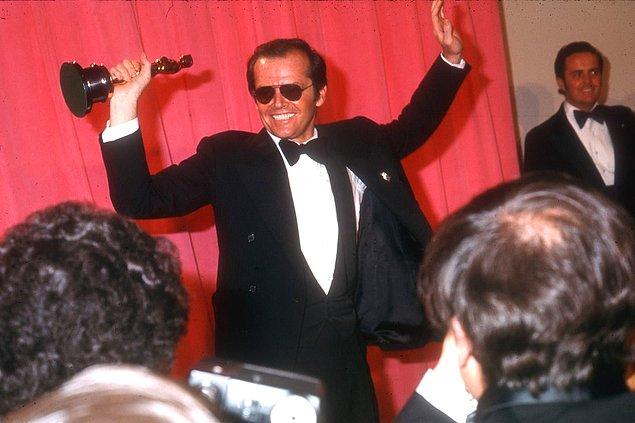 18. Jack Nicholson, 1975 yılı 47. Akademi Ödülleri'nde, basın fotoğrafçılarının önünde ödül kazanışını kutluyor.
