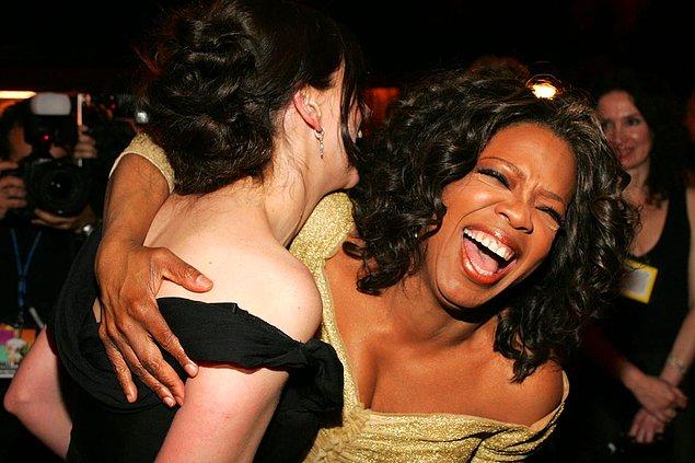 20. Julia Roberts ve Oprah Winfrey, 2005'teki 77. Akademi Ödülleri sonrası Governors Ball'un girişinde.