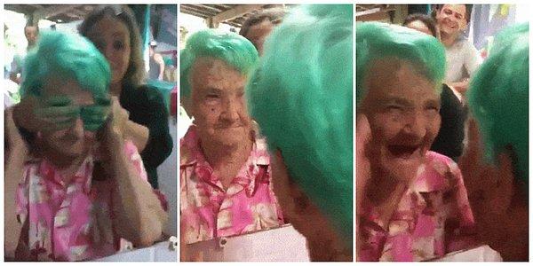 17. "Büyükannem hep saçını boyamak istemişti ve sonunda bu gerçekleşti."