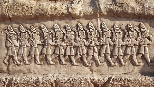 6. Какая цивилизация создала армию впервые в истории?